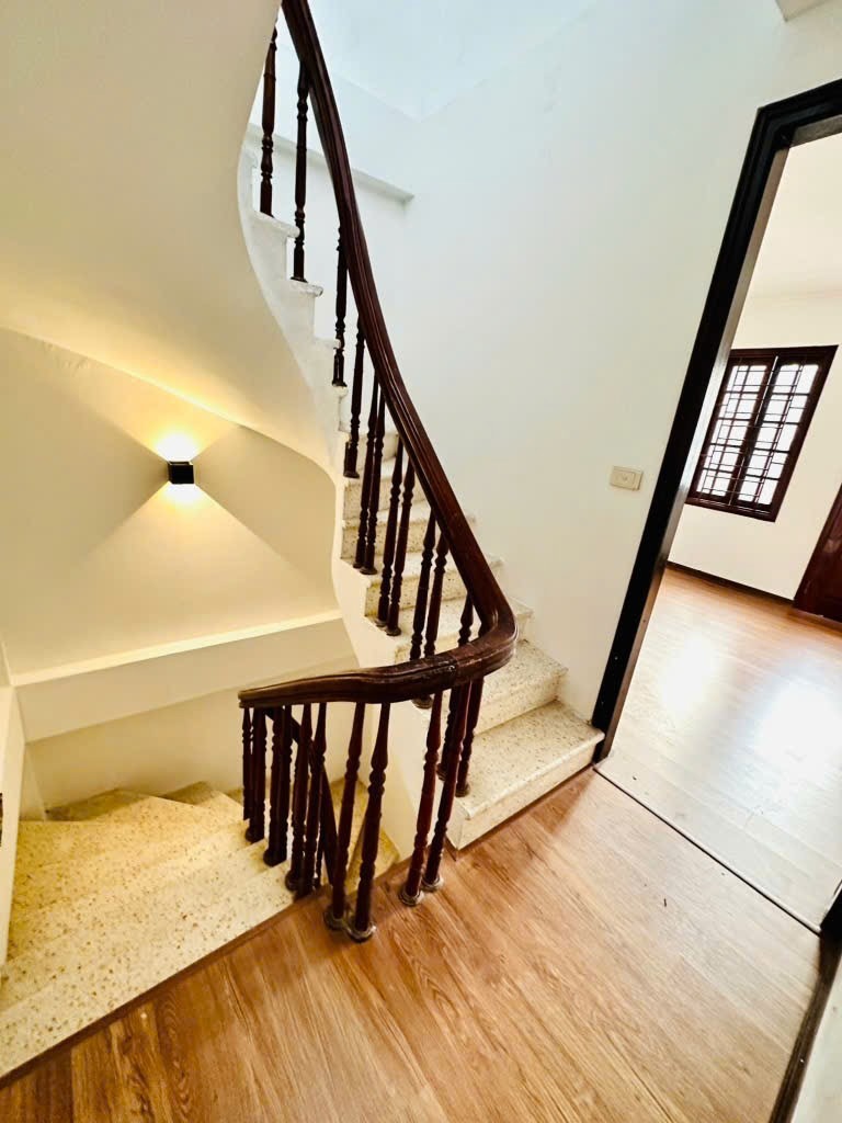 Bán nhà Tứ Liên - 10m Ô Tô - Giá dưới 8 tỷ - Vị trí đẹp