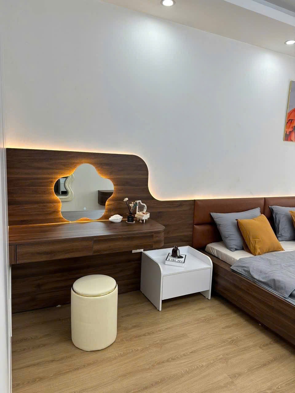 Bán nhà đẹp, vị trí đắc địa Vĩnh Hưng - Ngõ nông, ô tô 2 mặt thoáng, 7.69 tỷ