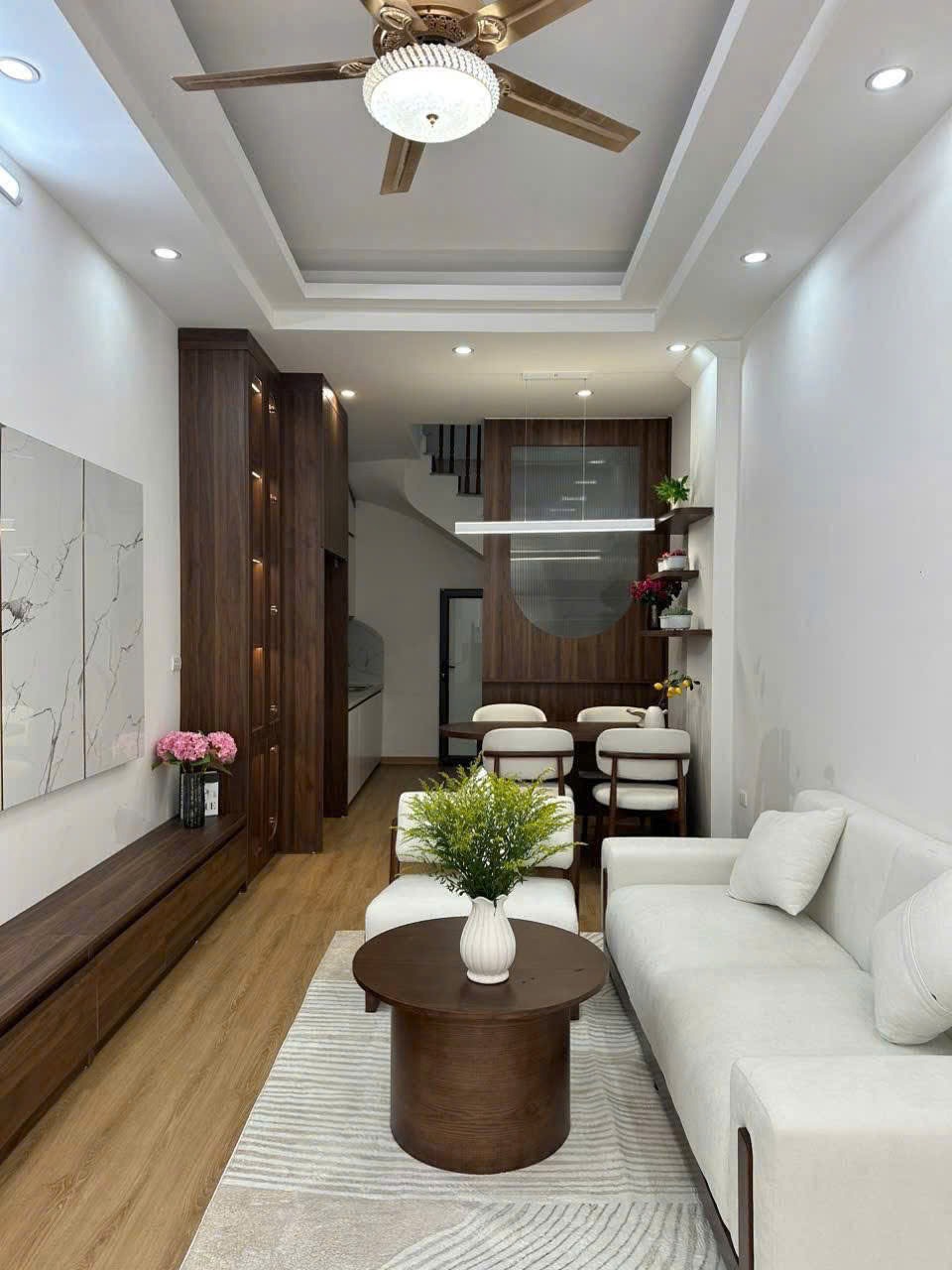 Bán nhà đẹp, vị trí đắc địa Vĩnh Hưng - Ngõ nông, ô tô 2 mặt thoáng, 7.69 tỷ