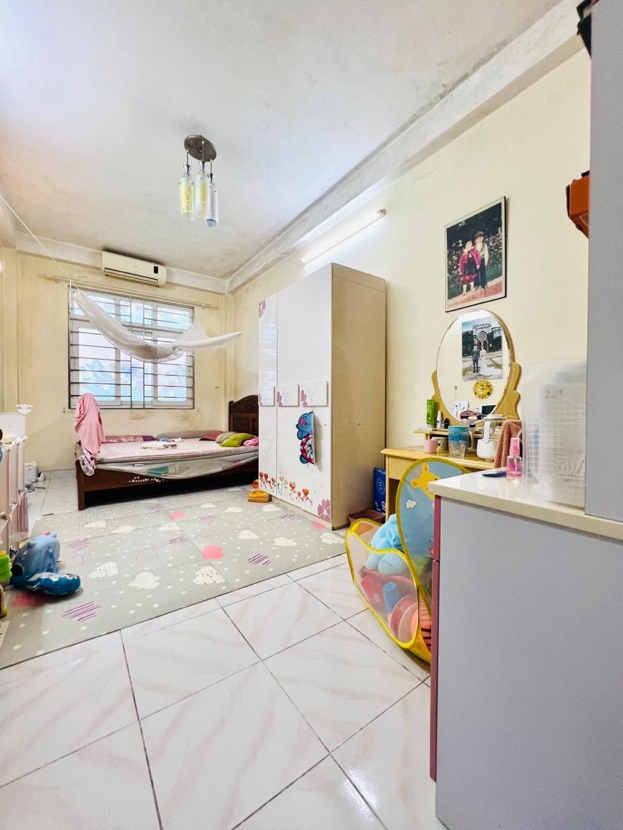 Nhà 5 Tầng Cầu Giấy - 30m² - 7.5 Tỷ - Vị Trí Đắc Địa