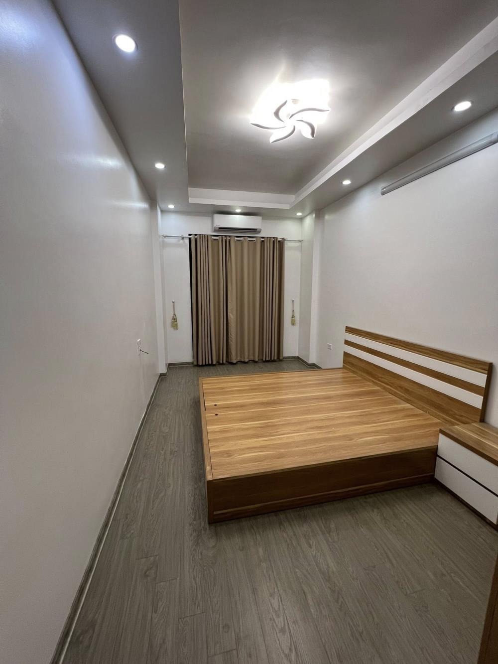 Cổ Nhuế: Nhà 5 Tầng, Full Nội Thất, 31m² - 6.6 Tỷ, Vị Trí Đắc Địa