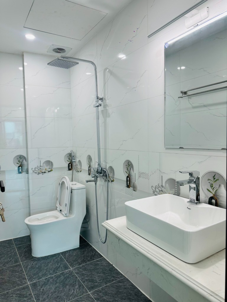 Bán Nhà 5 Tầng Phường Thượng Cát - Giá 5.5 Tỷ - Ngõ Rộng - Thiết Kế Hiện Đại