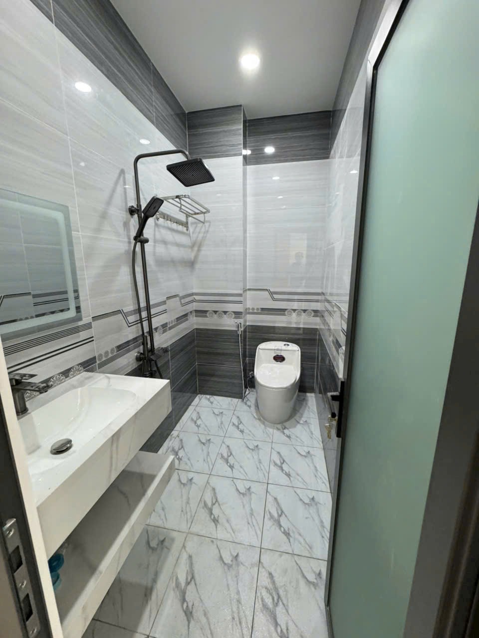 Nhà đẹp Bình Thạnh: 64m2, 3 Lầu, 5PN, Giá 6.5 tỷ - Vị Trí Đắc Địa
