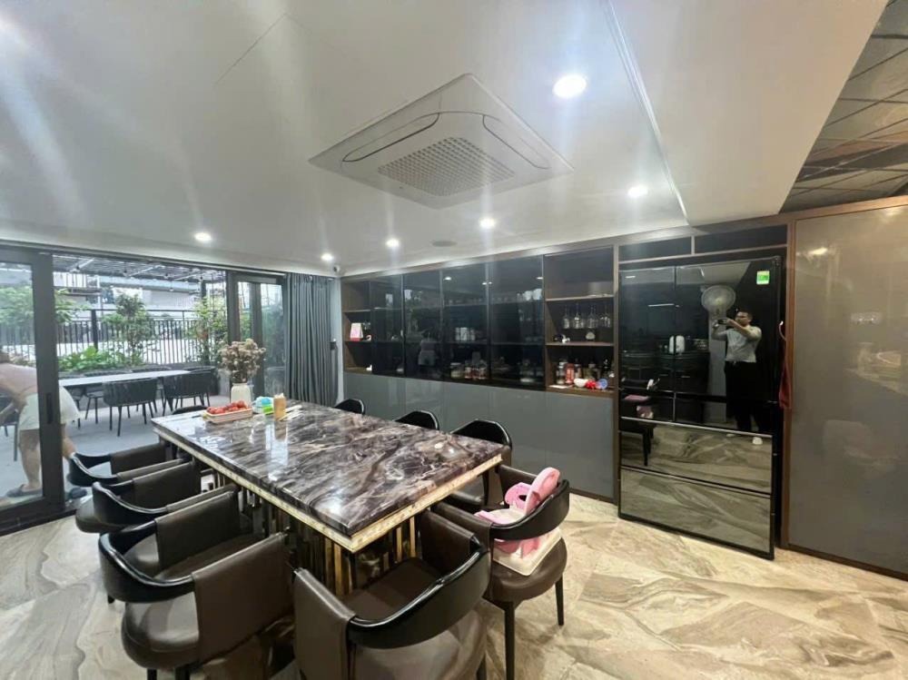 Bán tòa nhà 9 tầng mặt tiền Hoàng Cầu, View Hồ, Kinh Doanh, Giá Tốt