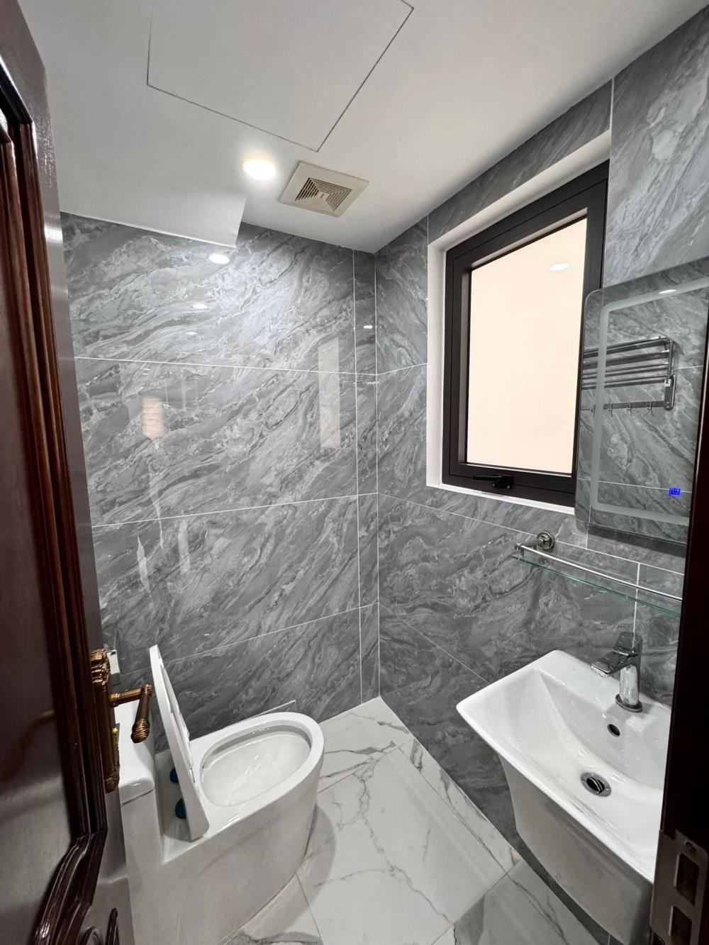 Bán nhà Ngõ Tránh Trần Duy Hưng - 44/55m2, 6 Tầng, 22.5 Tỷ - Vị Trí Đắc Địa