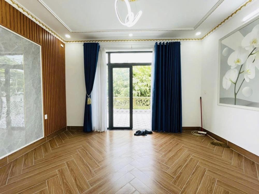 Nhà phố mặt tiền kinh doanh Quận 12 - 5 Tầng, Có Thang Máy