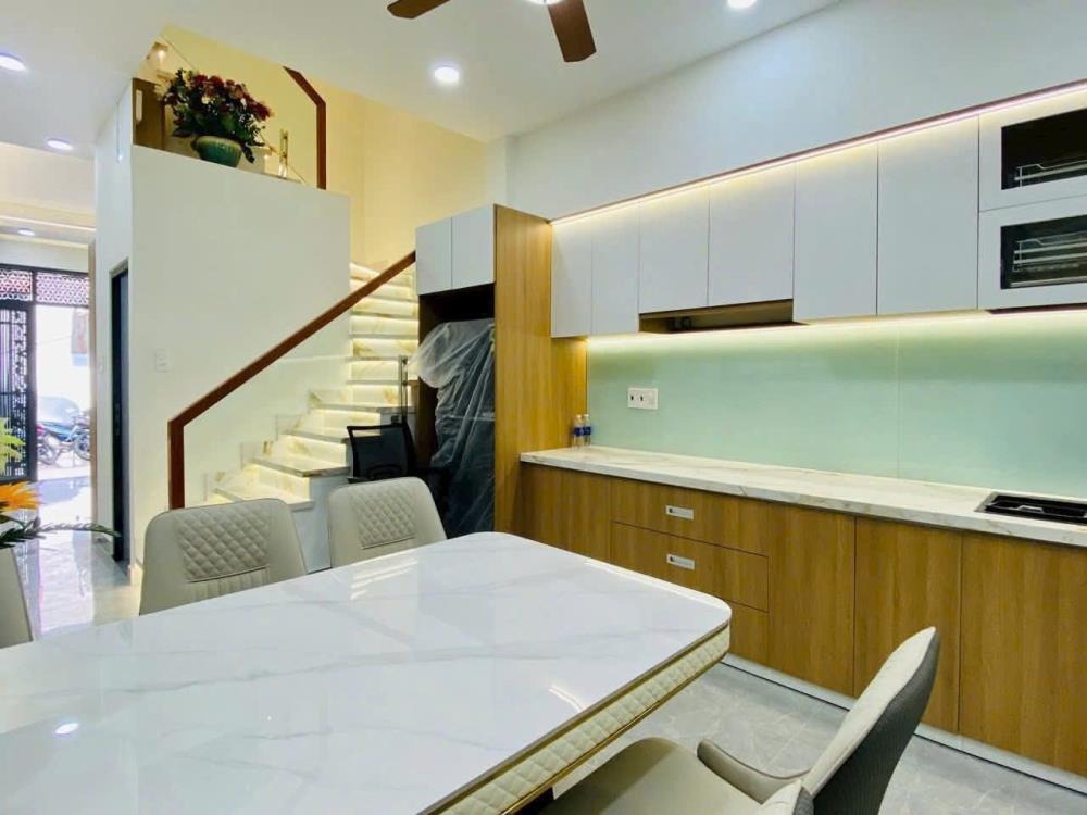 Bán Nhà Gò Vấp: 1 Trệt 3 Lầu, Nội Thất Đầy Đủ, Vị Trí Đắc Địa