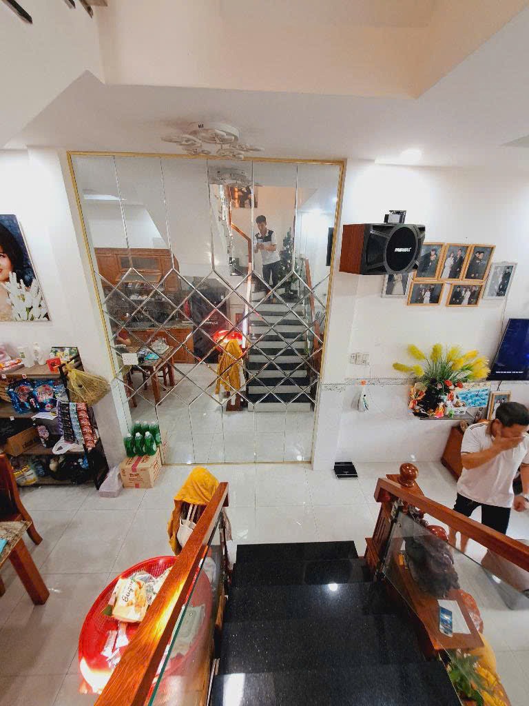 Nhà 3 Tầng, Vị Trí Đắc Địa - Gần Ngã Tư An Sương, Giá 5.6 Tỷ