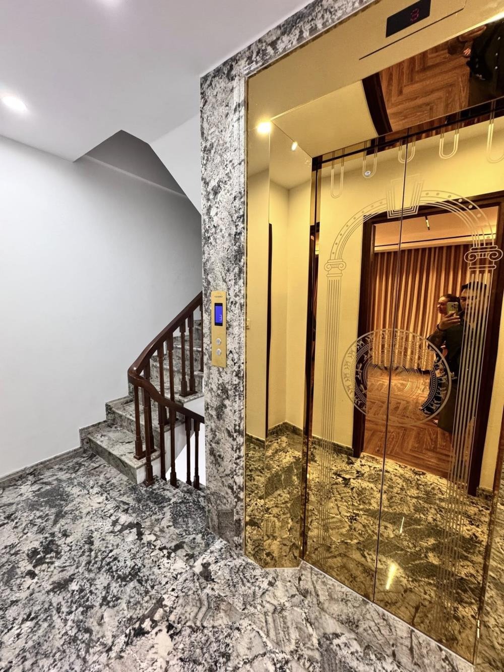 Nhà 6 Tầng Thang Máy, Gara Ô Tô, Trần Duy Hưng - Giá 22.5 tỷ