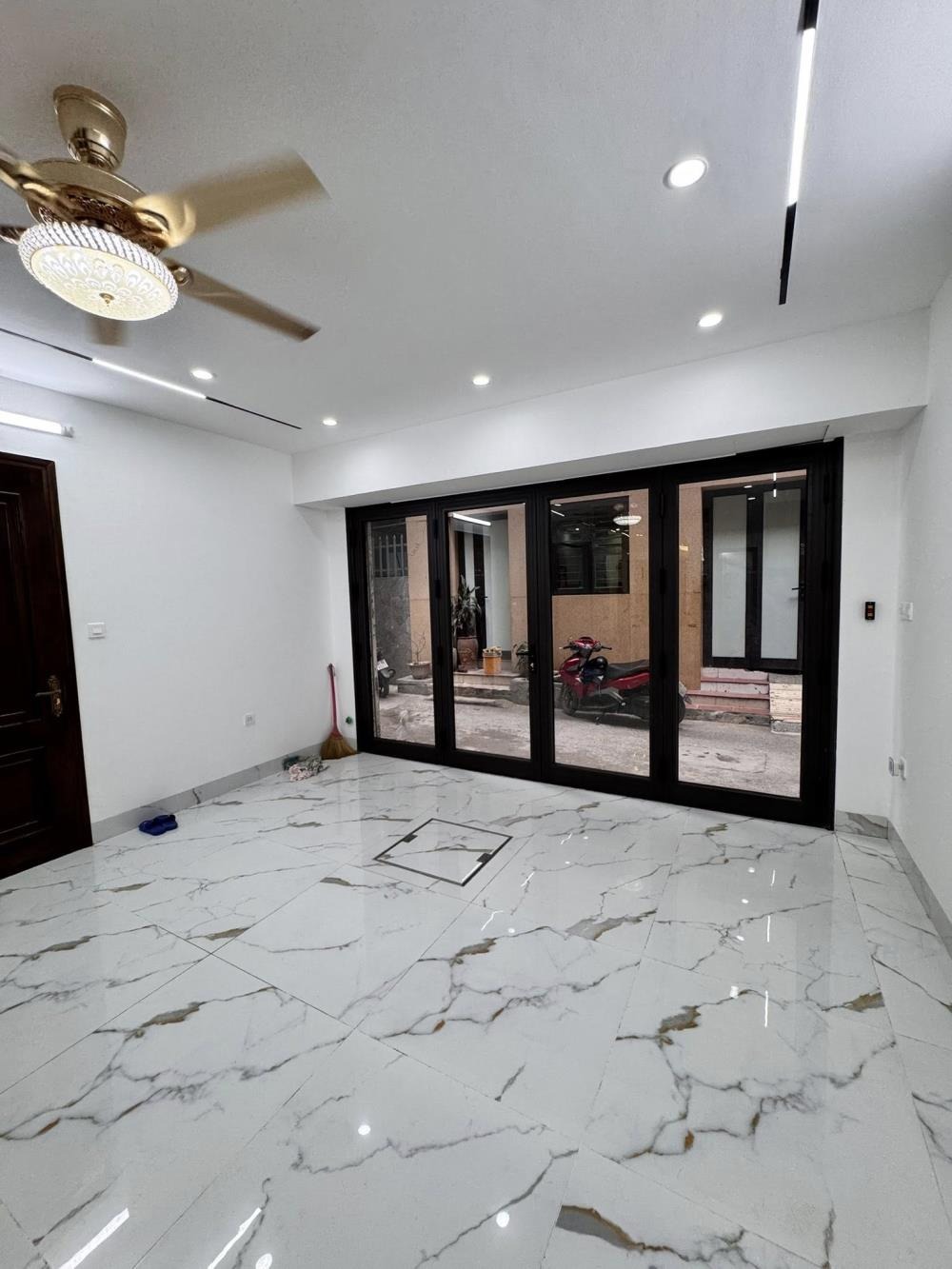 Nhà 6 Tầng Thang Máy, Gara Ô Tô, Trần Duy Hưng - Giá 22.5 tỷ