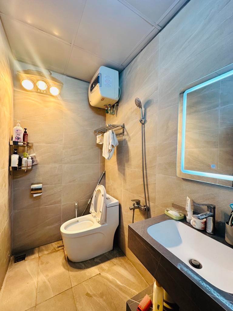 Chính chủ bán gấp căn hộ 2 phòng ngủ, view đẹp, 70m2, 3.8 tỷ full nội thất