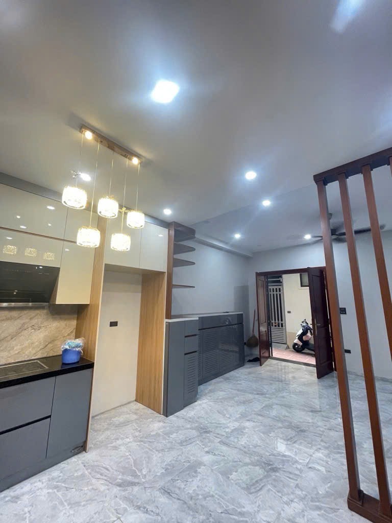 Bán nhà Văn Cao, Ba Đình: 41m2, 3 Tầng, Giá 7.3 tỷ - Vị trí Đắc Địa