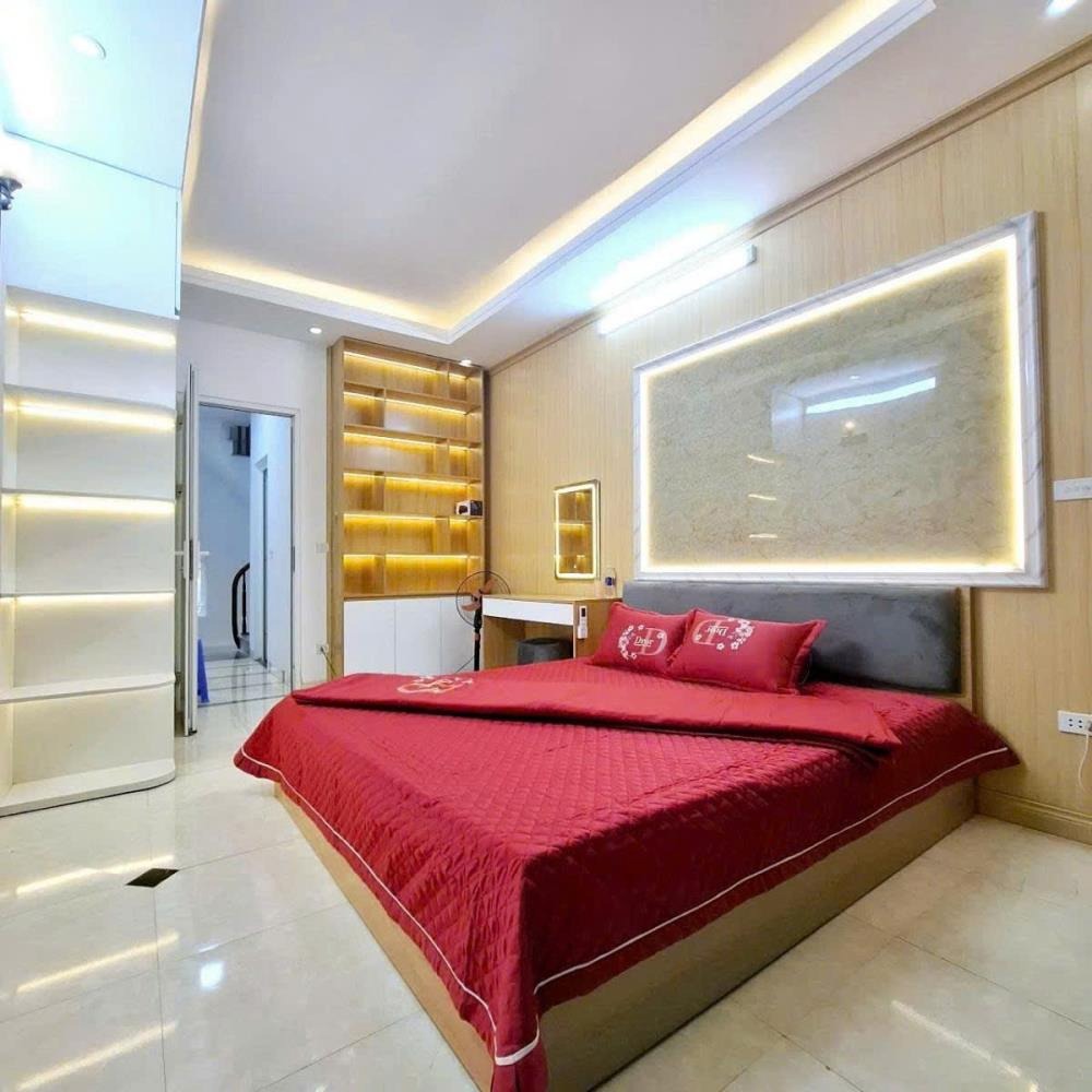 Nhà đất hiếm Hoàng Mai: 39m2x5T, Full Nội Thất, Giá 6 Tỷ - Gần Đền Lừ