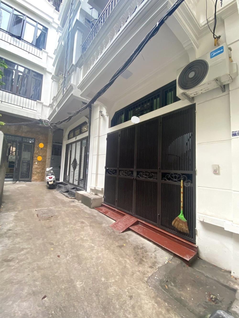 Nhà 8 Phòng Cho Thuê, Vị Trí Vàng Cầu Giấy - Lợi Nhuận 40 Triệu/Tháng