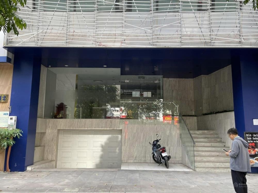 Cho Thuê Toàn Nhà Mặt Phố Khúc Thừa Dụ - Vị Trí Đắc Địa, Diện Tích Lớn