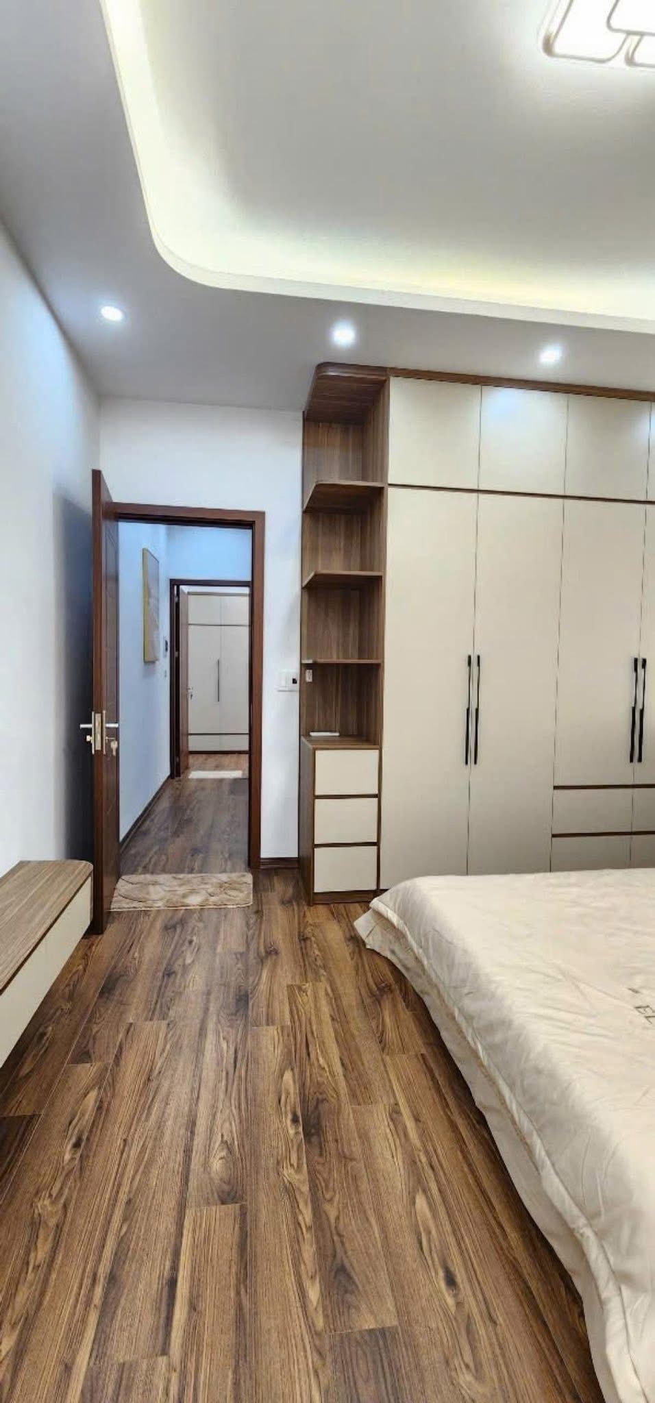 Nhà đẹp 5 tầng, ô tô đỗ cửa, gần KĐT Linh Đàm - Giá 6.8 tỷ