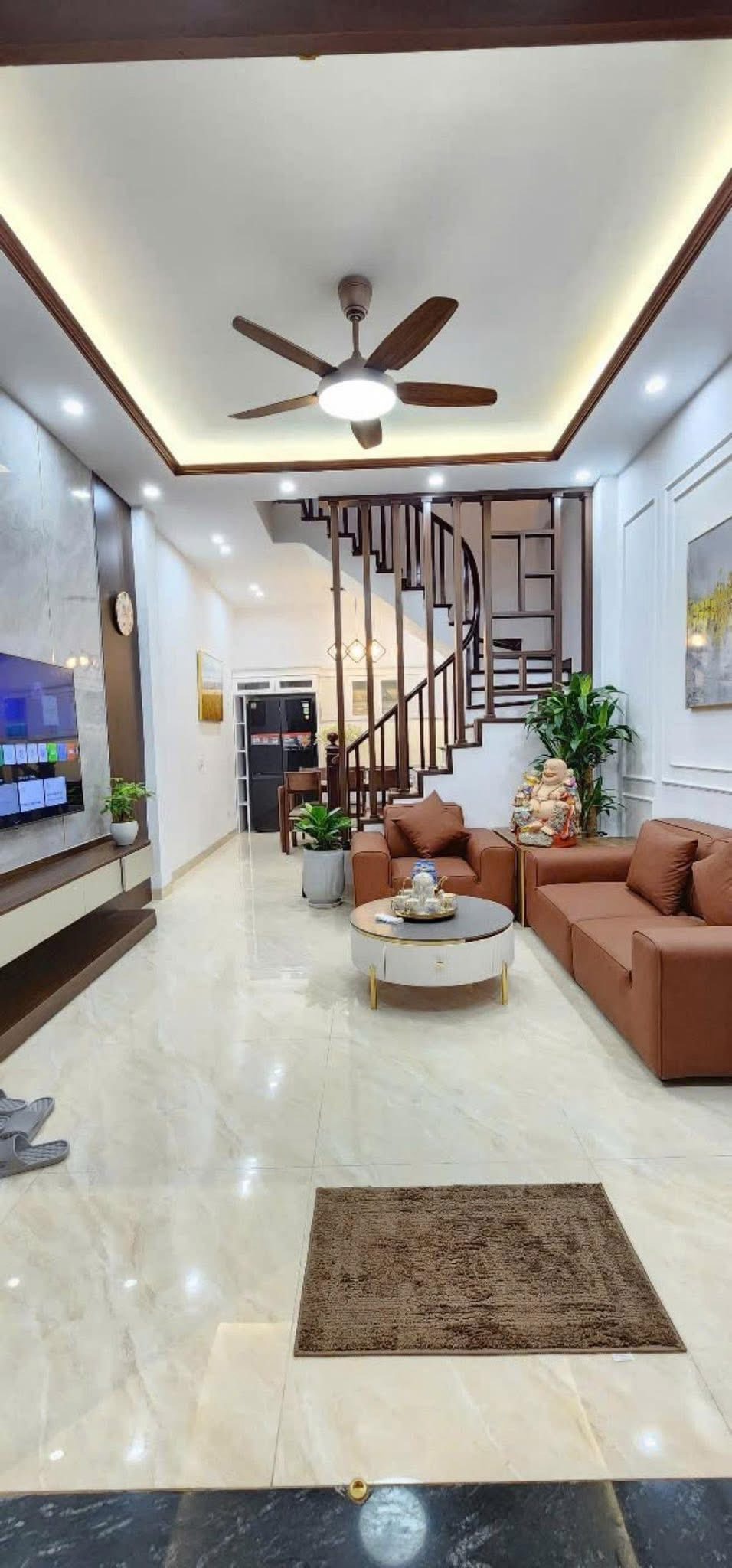Nhà đẹp 5 tầng, ô tô đỗ cửa, gần KĐT Linh Đàm - Giá 6.8 tỷ