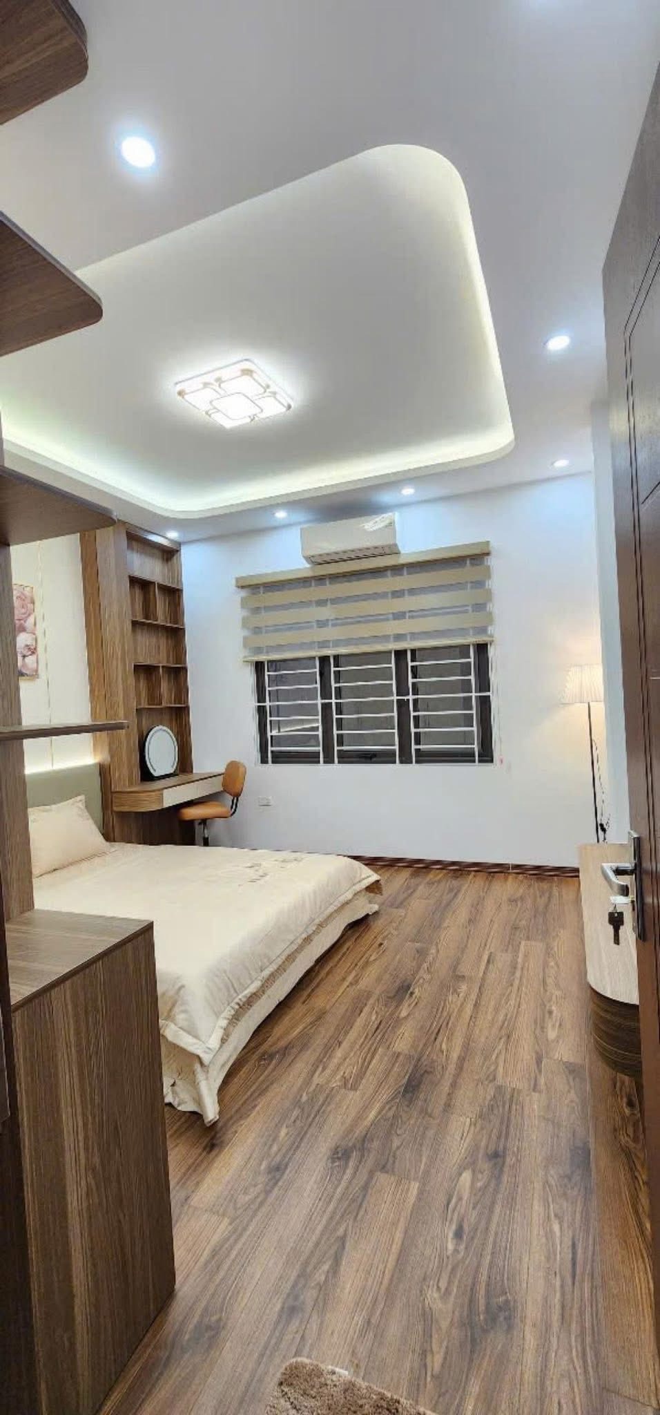 Nhà đẹp 5 tầng, ô tô đỗ cửa, gần KĐT Linh Đàm - Giá 6.8 tỷ