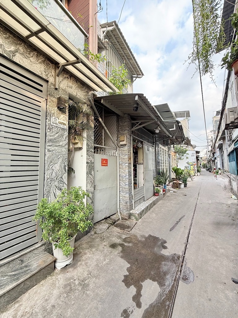Bán nhà Tân Phú: 67m2, 2 tầng, giá 5.3 tỷ - Vị trí đẹp, tiện ích đầy đủ