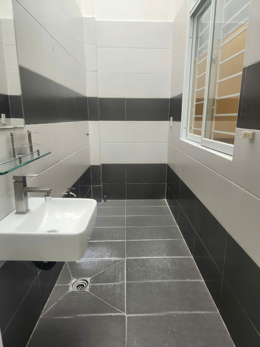 Bán Nhà Mới Ngay Chợ Hiệp Bình - 56m2, Ngang 6m, Ô Tô Đỗ Cửa - Giá 4 Tỷ
