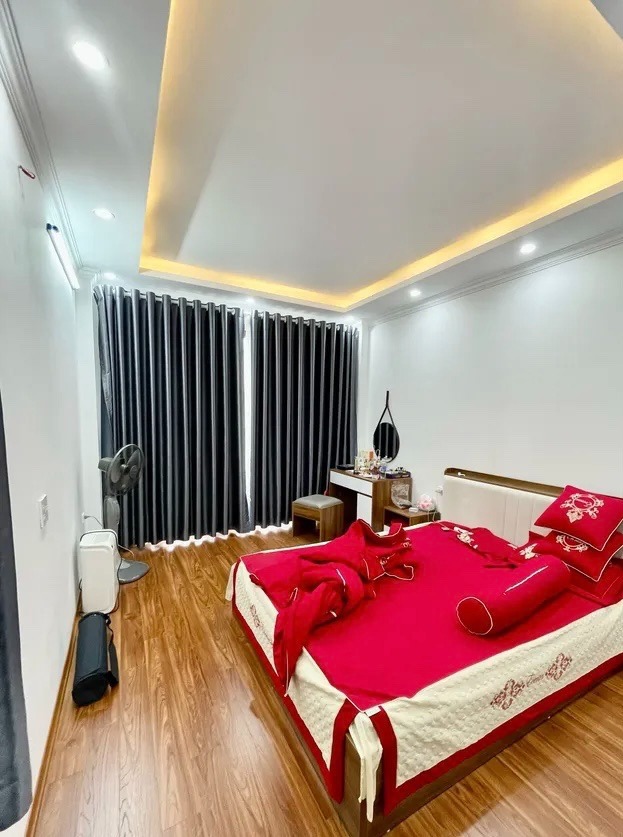 Bán nhà Ngọc Thuỵ - Long Biên: 5 Tầng, Ô Tô Đỗ Cổng, Kinh Doanh Vàng