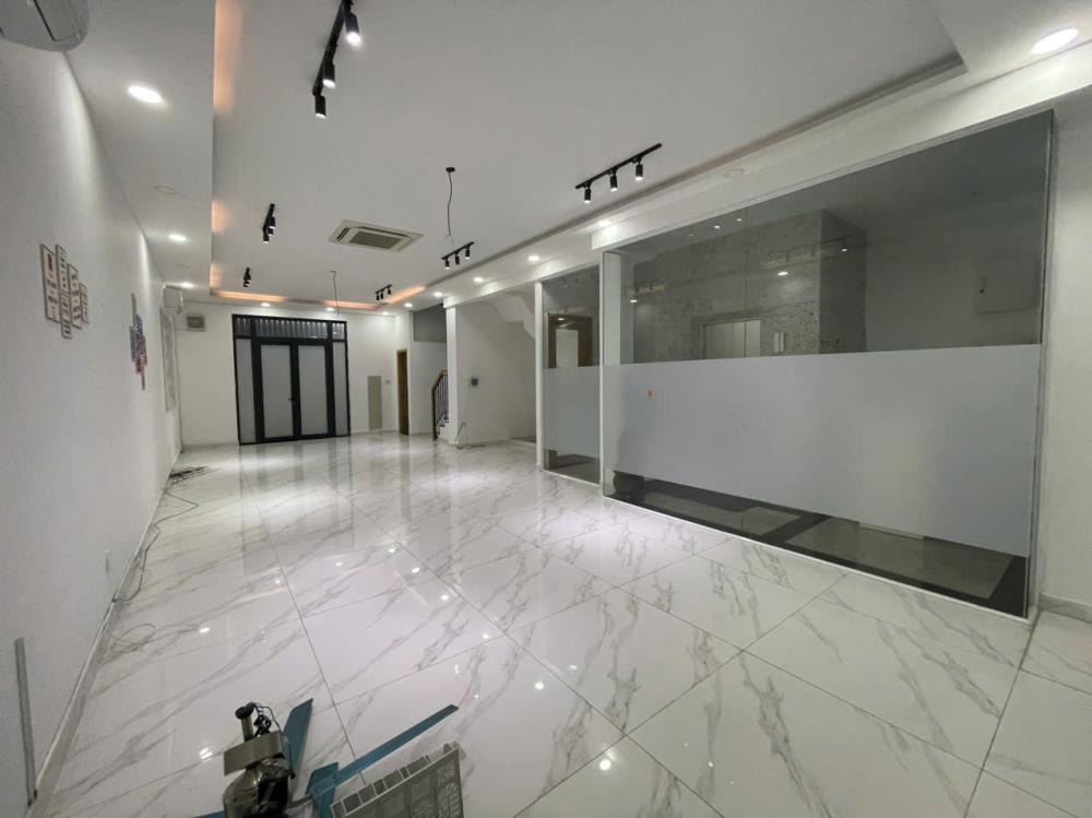Cho Thuê Tầng Trệt 126m² VinHomes Grand Park: Có Máy Lạnh Âm Trần, Lối Đi Riêng