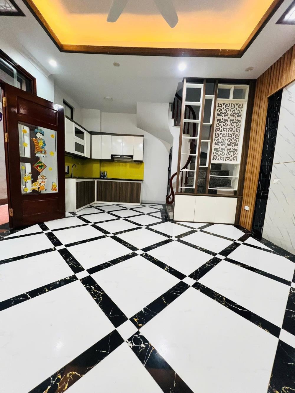 Bán nhà Lạc Long Quân, Tây Hồ: 33m2, 5 Tầng, Giá 7.6 Tỷ - Vị Trí Đắc Địa