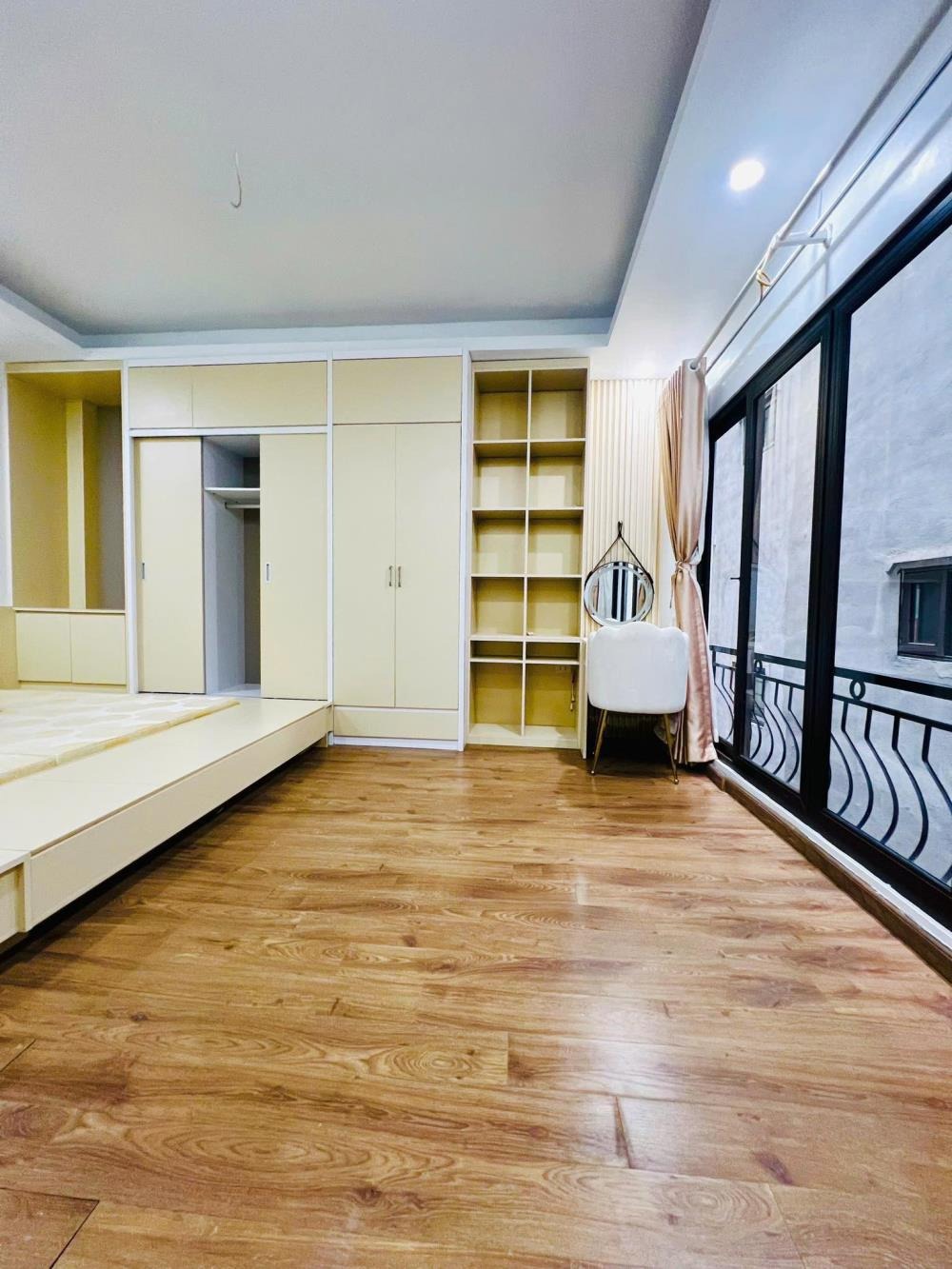 Bán nhà Lạc Long Quân, Tây Hồ: 33m2, 5 Tầng, Giá 7.6 Tỷ - Vị Trí Đắc Địa