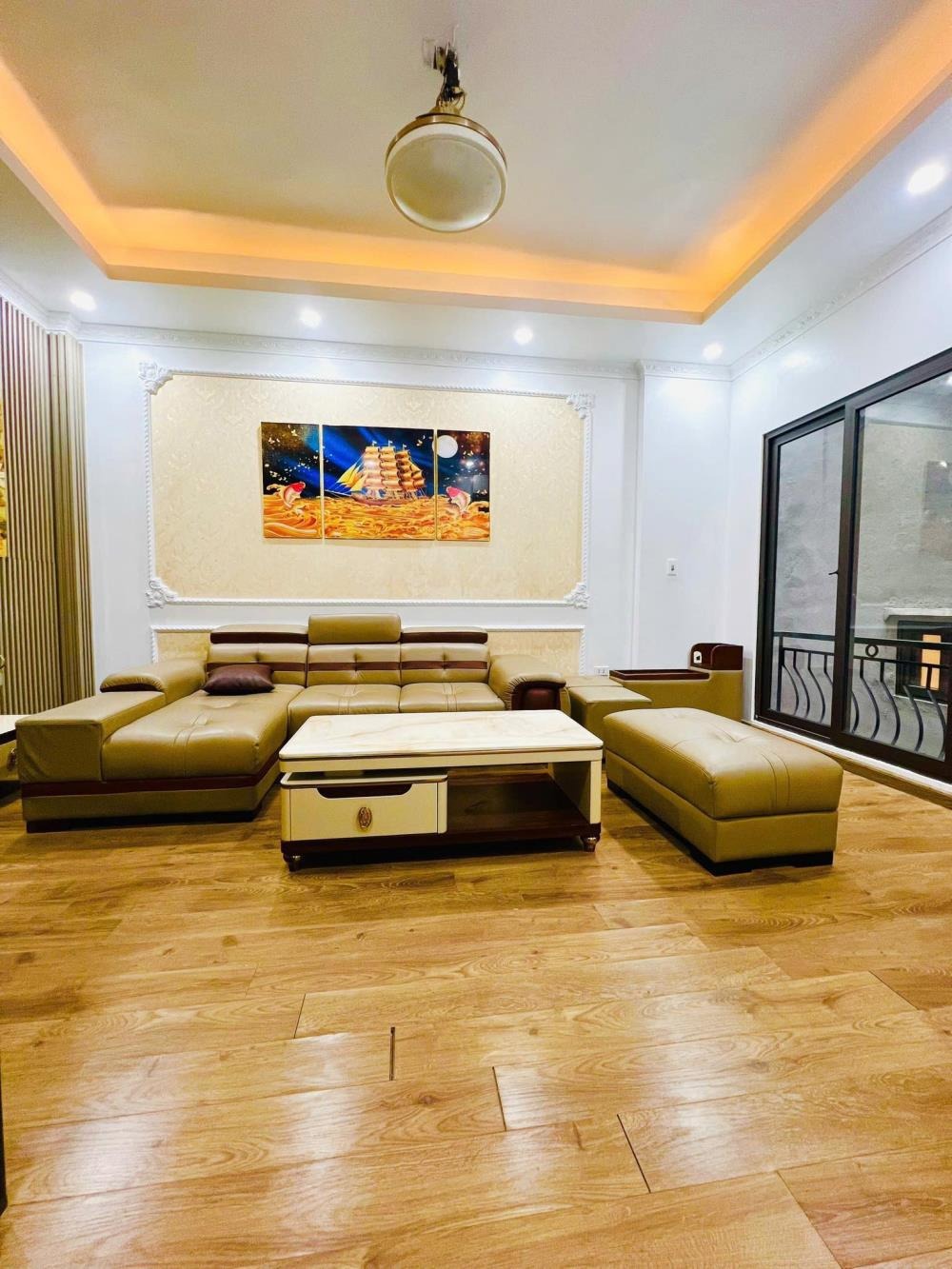 Bán nhà Lạc Long Quân, Tây Hồ: 33m2, 5 Tầng, Giá 7.6 Tỷ - Vị Trí Đắc Địa