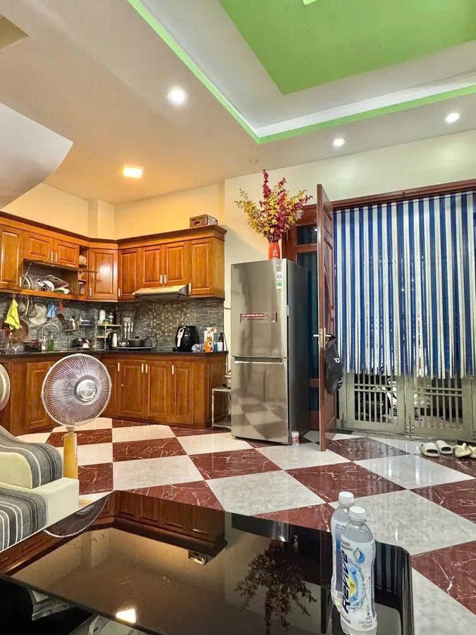 Lĩnh Nam - Hoàng Mai: DT 31m², 4 Tầng, Mặt Tiền 6.6m, Nội Thất Full, Ngõ Ô Tô