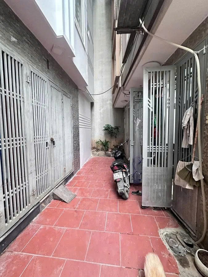 Lĩnh Nam - Hoàng Mai: DT 31m², 4 Tầng, Mặt Tiền 6.6m, Nội Thất Full, Ngõ Ô Tô