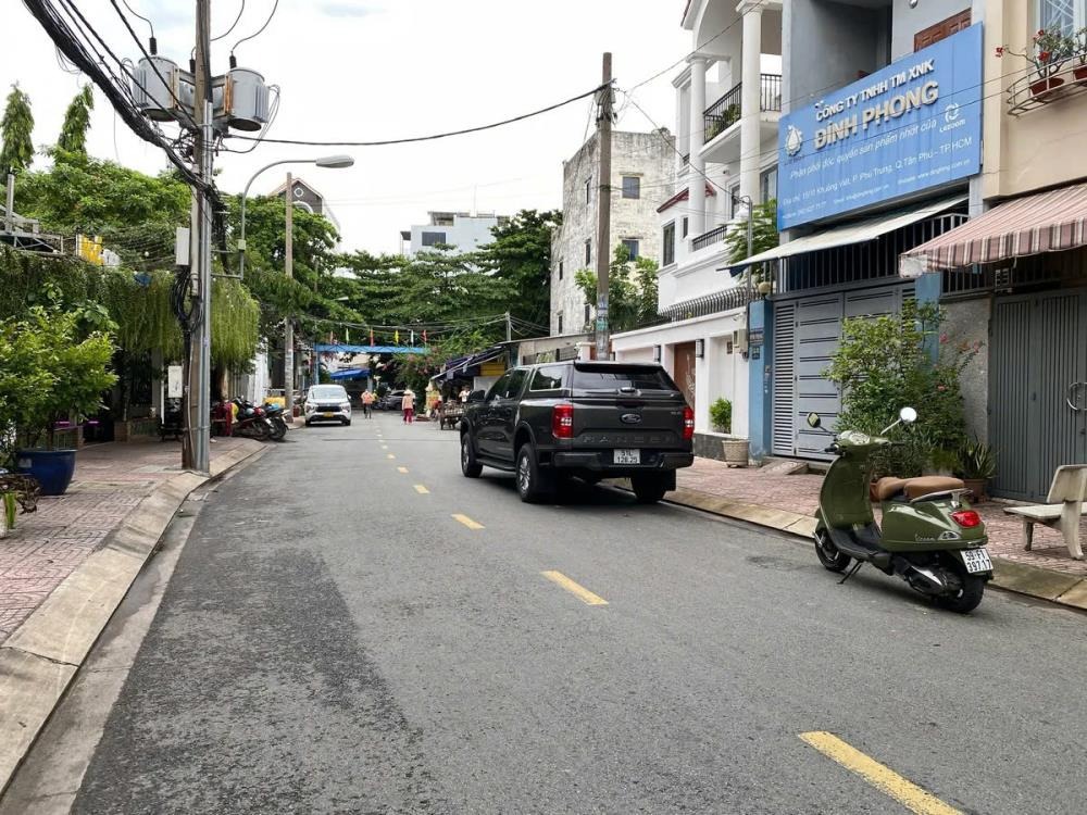 Nhà 3 Tầng Khu Vực Tân Phú: 70m², 3PN, Hẻm 8m, Giá 10.8 Tỷ