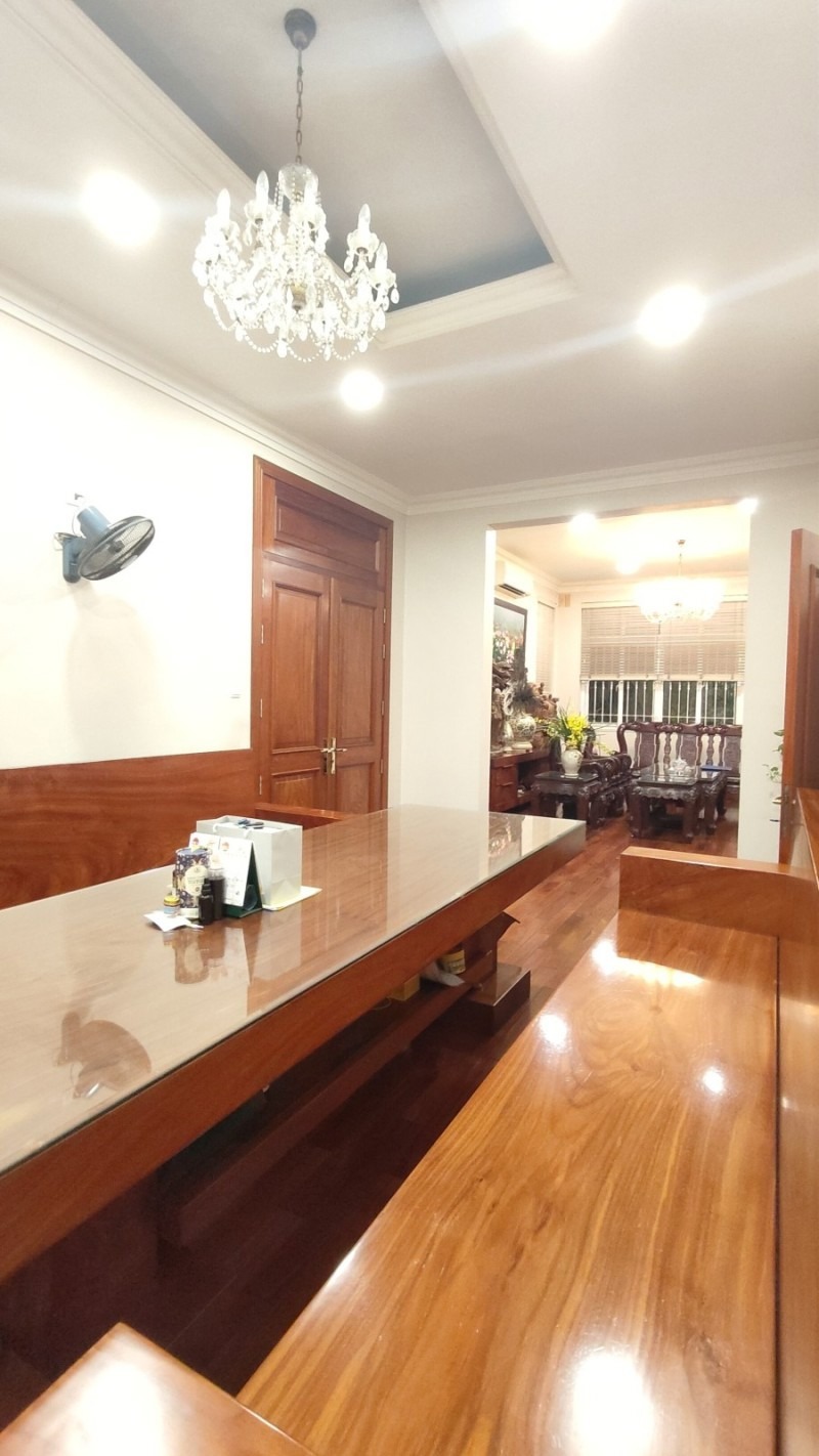 Siêu Biệt Thự Quận 1: Vị Trí Kim Cương, 3 Mặt Tiền, 240m2 - Giá 138 Tỷ