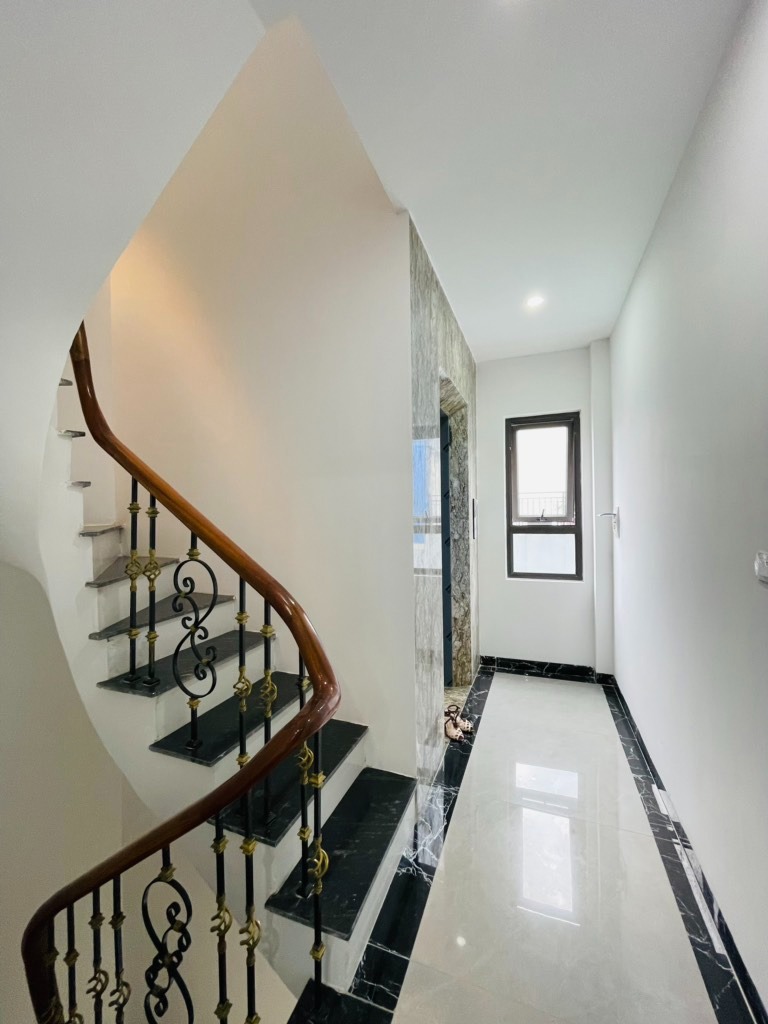 Nhà Mới Xây Đặng Tiến Đông - Đống Đa - 7 Tầng - Ô Tô Vào - Giá 13.5 Tỷ