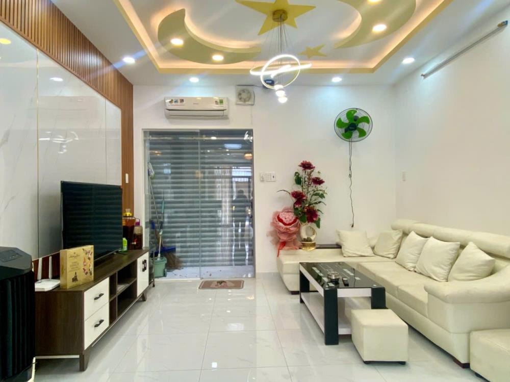 Bán nhà 4 tầng Tân Phú: Đường rộng 16m, vị trí đắc địa - 9.8 tỷ