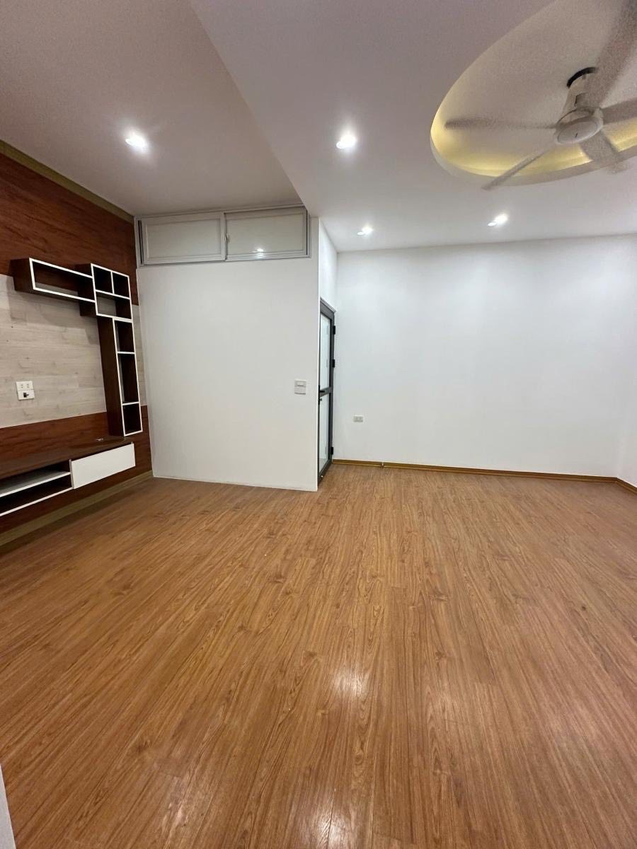 Nhà Phố Bồ Đề Hiếm Có - 110m2, Ô Tô Vào Nhà, KD, Cách Hồ Gươm 10p