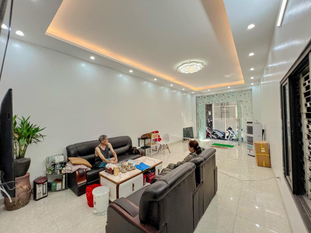 Bán Nhà Phân Lô Trần Quốc Hoàn 38m2 - 5 Tầng, Kinh Doanh, Giá Tốt