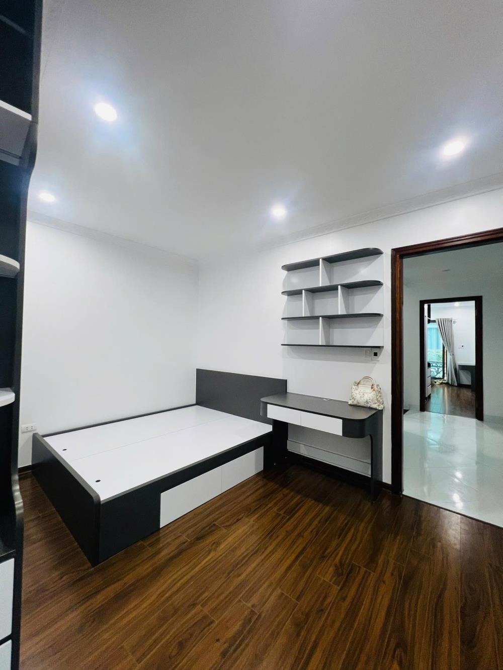 Bán nhà cổ 6 tầng, thang máy, lô góc, Tây Hồ - Giá 15.7 tỷ