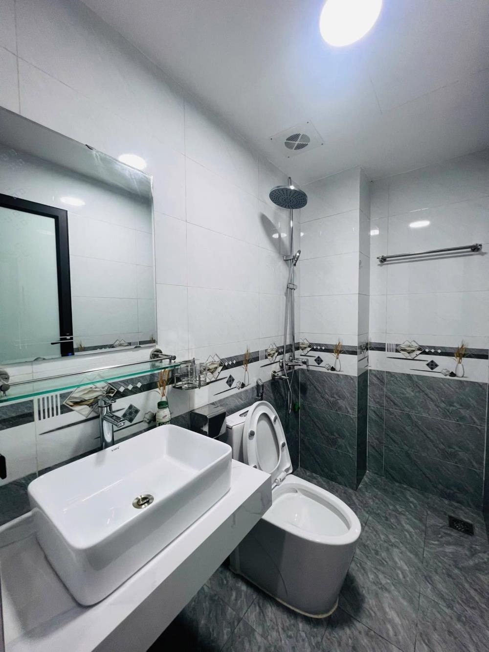 Bán nhà cổ 6 tầng, thang máy, lô góc, Tây Hồ - Giá 15.7 tỷ