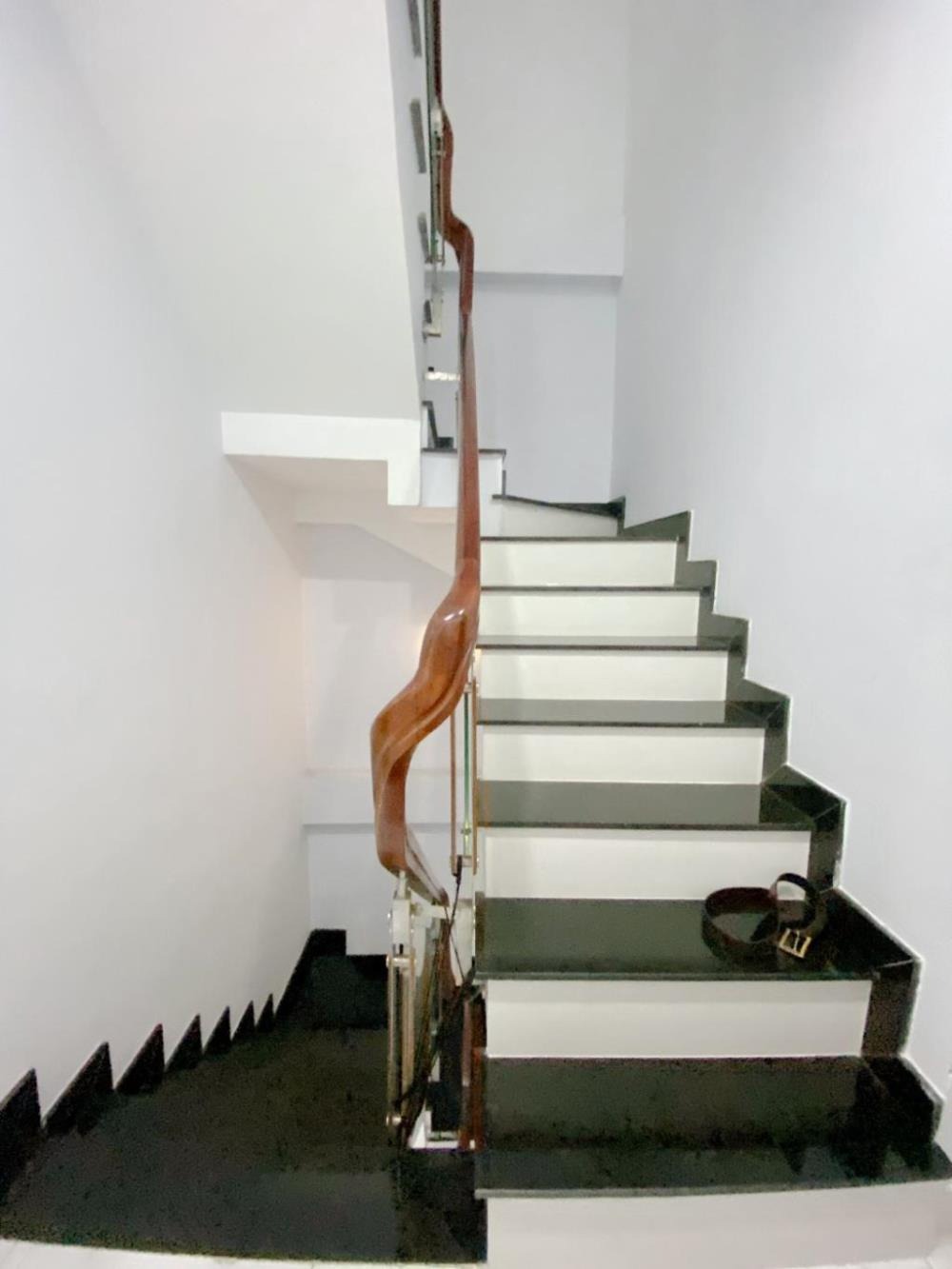 Bán Nhà Mặt Tiền Hồng Lạc, Tân Bình: 4 Tầng, 72m2, Giá 13.5 Tỷ