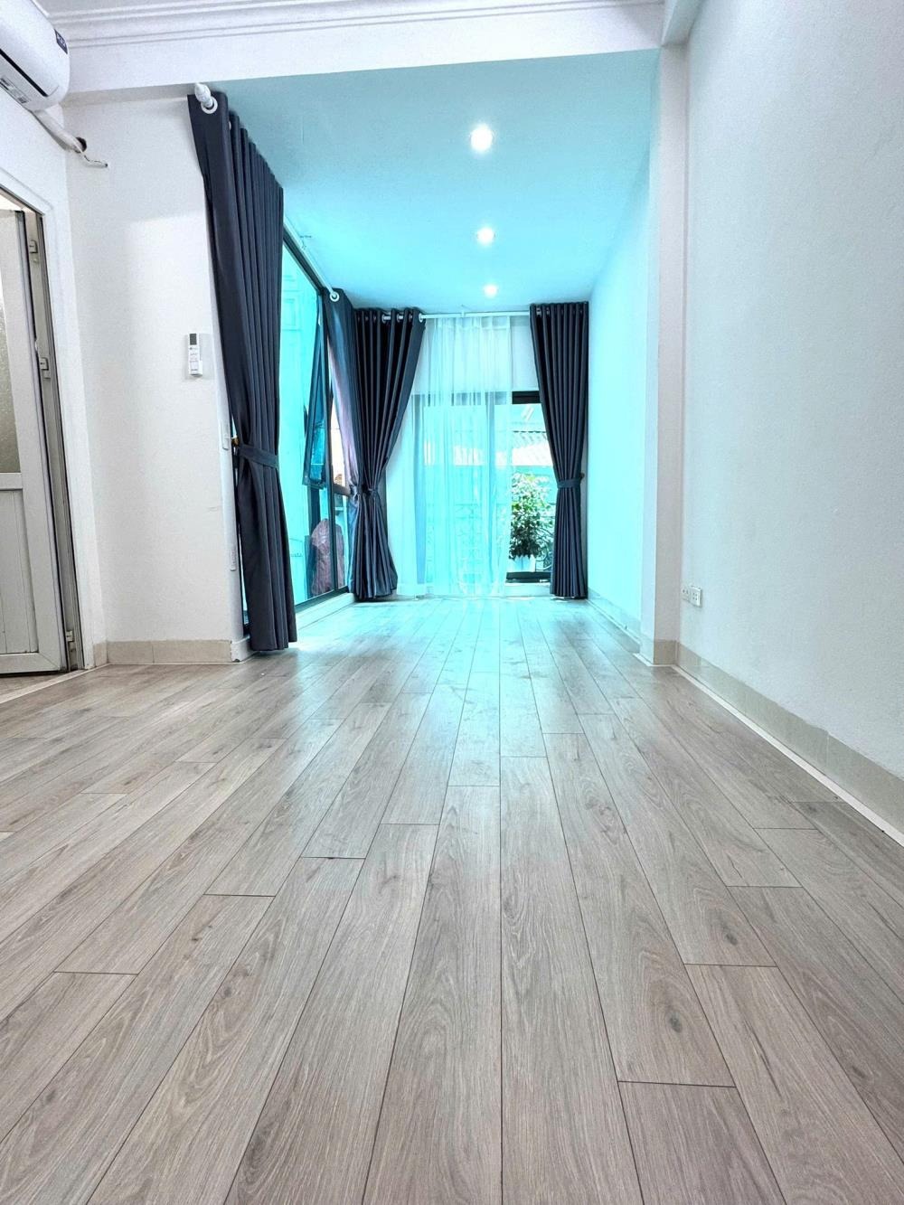Bán nhà đẹp 5 tầng, lô góc thoáng, ngõ thông Hoàng Mai - 5 tỷ