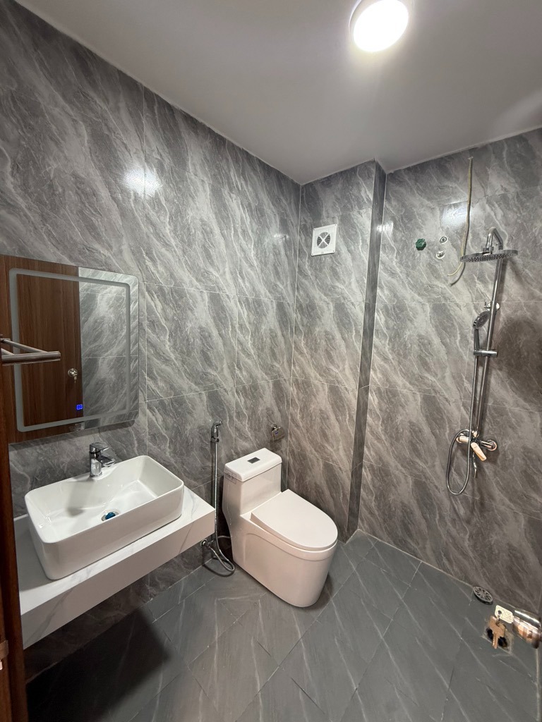Nhà Mới Đón Ánh Sáng Tự Nhiên - Thiết Kế Thông Thoáng, Giá Tốt