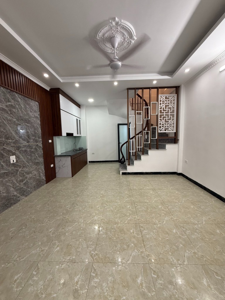 Nhà Mới Đón Ánh Sáng Tự Nhiên - Thiết Kế Thông Thoáng, Giá Tốt