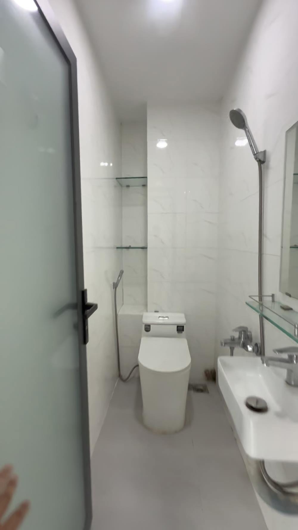 Nhà Mặt Tiền 4 Tầng, 8.6m - Huỳnh Văn Bánh - Vị Trí Đắc Địa - Giá 6.9 Tỷ