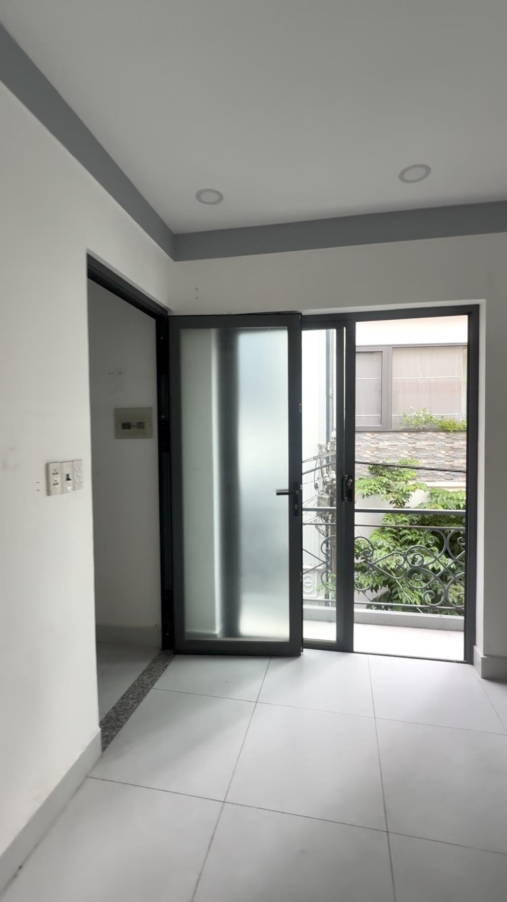 Nhà Mặt Tiền 4 Tầng, 8.6m - Huỳnh Văn Bánh - Vị Trí Đắc Địa - Giá 6.9 Tỷ