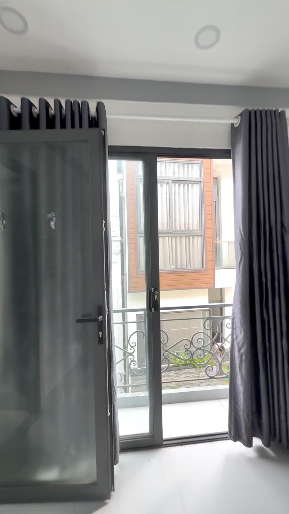 Nhà Mặt Tiền 4 Tầng, 8.6m - Huỳnh Văn Bánh - Vị Trí Đắc Địa - Giá 6.9 Tỷ