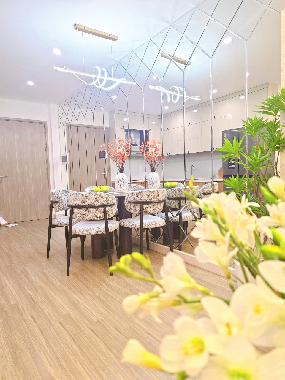 Bán Căn Hộ Lumi Hanoi: Giá Từ 2.2 Tỷ, Full Đồ, View Đẹp