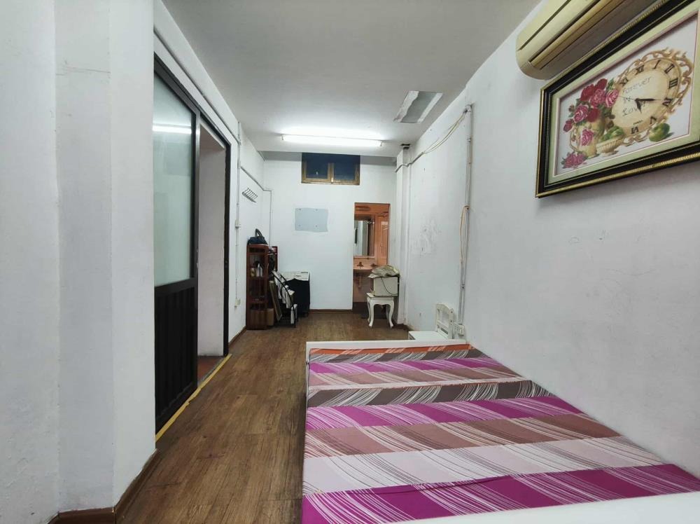 Cho thuê tập thể tầng 1 phố Ngọc Khánh, Ba Đình - Nhà đẹp, full nội thất, sân vườn, ô tô đỗ cửa