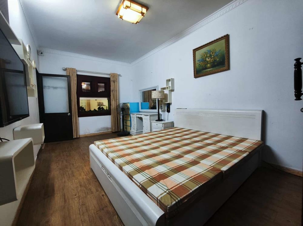 Cho thuê tập thể tầng 1 phố Ngọc Khánh, Ba Đình - Nhà đẹp, full nội thất, sân vườn, ô tô đỗ cửa