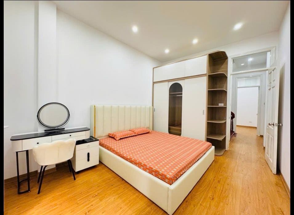 Bán Gấp Hoàng Hoa Thám: Lô Góc 2 Mặt Thoáng, Full Nội Thất, Ô Tô Đỗ Cận Nhà